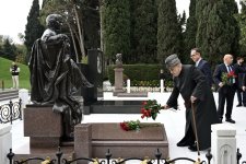 Participants of Baku Summit of World Religious Leaders visit Alley of Honors (PHOTO)