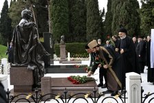 Participants of Baku Summit of World Religious Leaders visit Alley of Honors (PHOTO)
