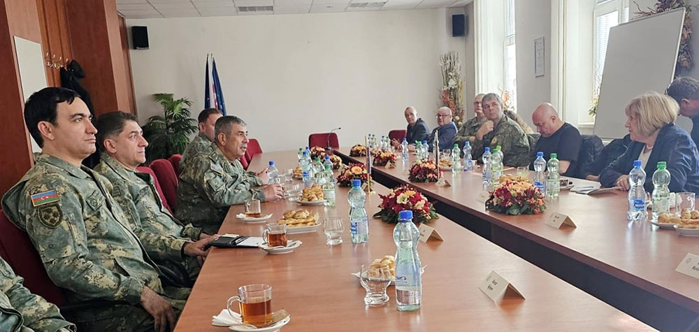 Закир Гасанов ознакомился с боевой техникой в Словакии (ФОТО)