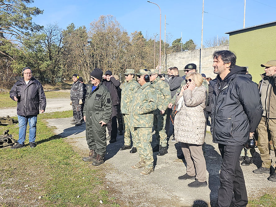Закир Гасанов ознакомился с боевой техникой в Словакии (ФОТО)
