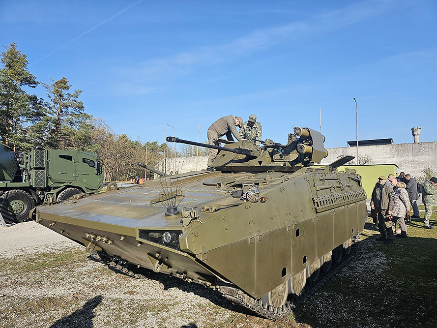 Закир Гасанов ознакомился с боевой техникой в Словакии (ФОТО)