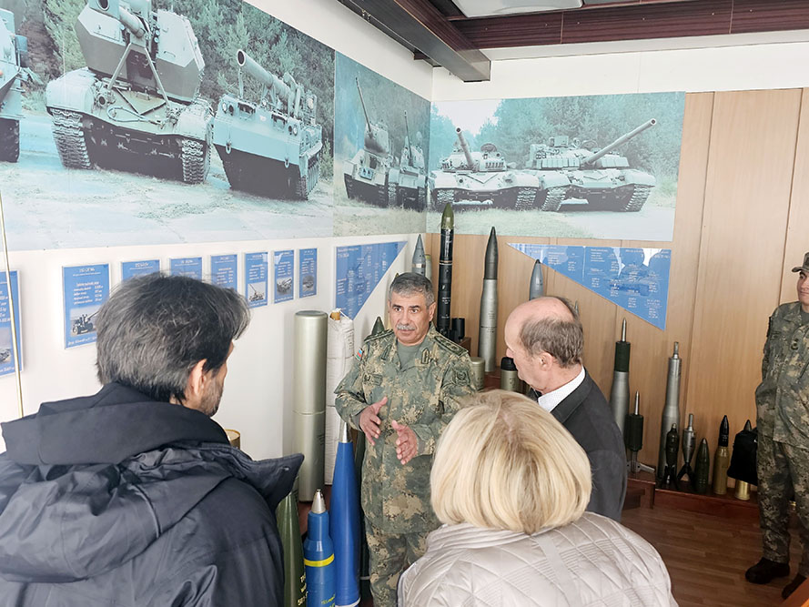 Закир Гасанов ознакомился с боевой техникой в Словакии (ФОТО)