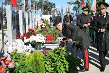 В преддверии Дня Победы руководство минобороны Азербайджана посетило могилы Общенационального лидера и шехидов (ФОТО/ВИДЕО)