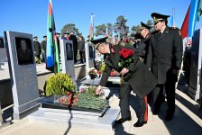 В преддверии Дня Победы руководство минобороны Азербайджана посетило могилы Общенационального лидера и шехидов (ФОТО/ВИДЕО)