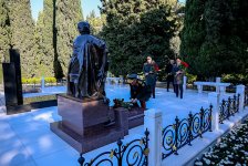 В преддверии Дня Победы руководство минобороны Азербайджана посетило могилы Общенационального лидера и шехидов (ФОТО/ВИДЕО)