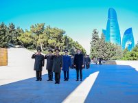 В преддверии Дня Победы руководство минобороны Азербайджана посетило могилы Общенационального лидера и шехидов (ФОТО/ВИДЕО)