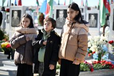 В преддверии Дня Победы руководство минобороны Азербайджана посетило могилы Общенационального лидера и шехидов (ФОТО/ВИДЕО)