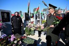 В преддверии Дня Победы руководство минобороны Азербайджана посетило могилы Общенационального лидера и шехидов (ФОТО/ВИДЕО)