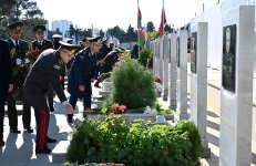 В преддверии Дня Победы руководство минобороны Азербайджана посетило могилы Общенационального лидера и шехидов (ФОТО/ВИДЕО)