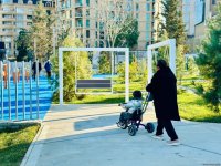 Фотосессия из парка, созданного на бывшей "Советской" в Баку