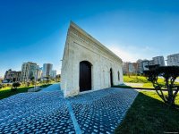 Фотосессия из парка, созданного на бывшей "Советской" в Баку