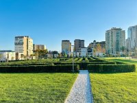 Фотосессия из парка, созданного на бывшей "Советской" в Баку