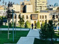Фотосессия из парка, созданного на бывшей "Советской" в Баку