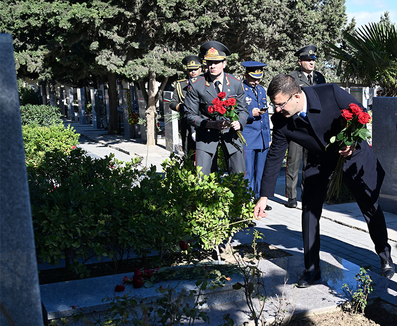 В преддверии Дня Победы руководство минобороны Азербайджана посетило могилы Общенационального лидера и шехидов (ФОТО/ВИДЕО)