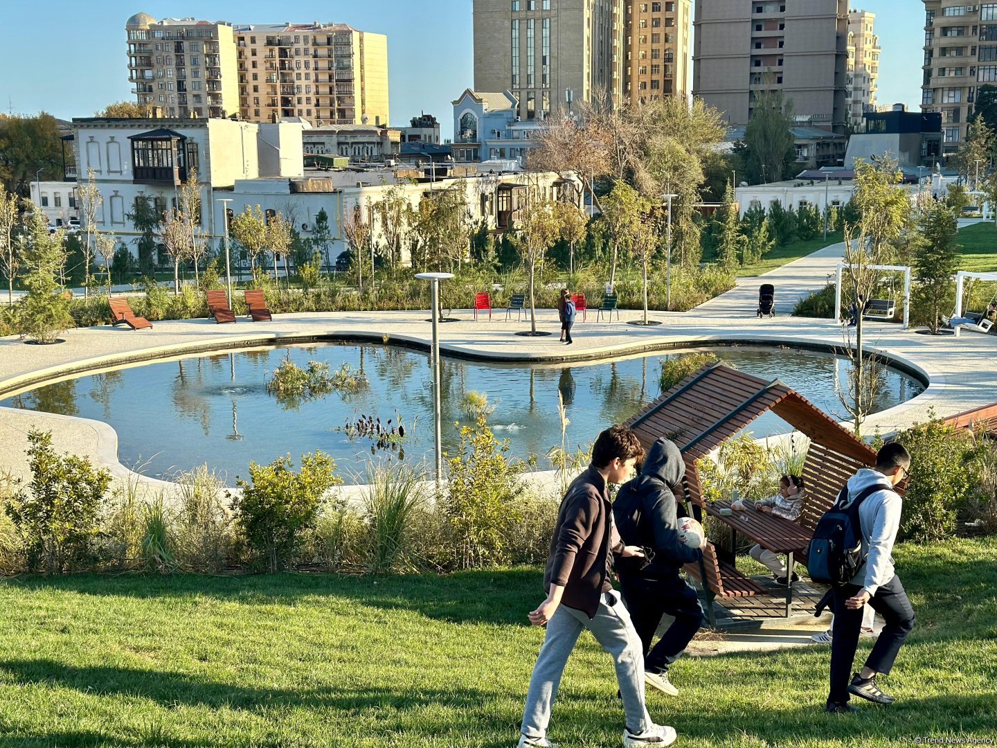 Фотосессия из парка, созданного на бывшей "Советской" в Баку