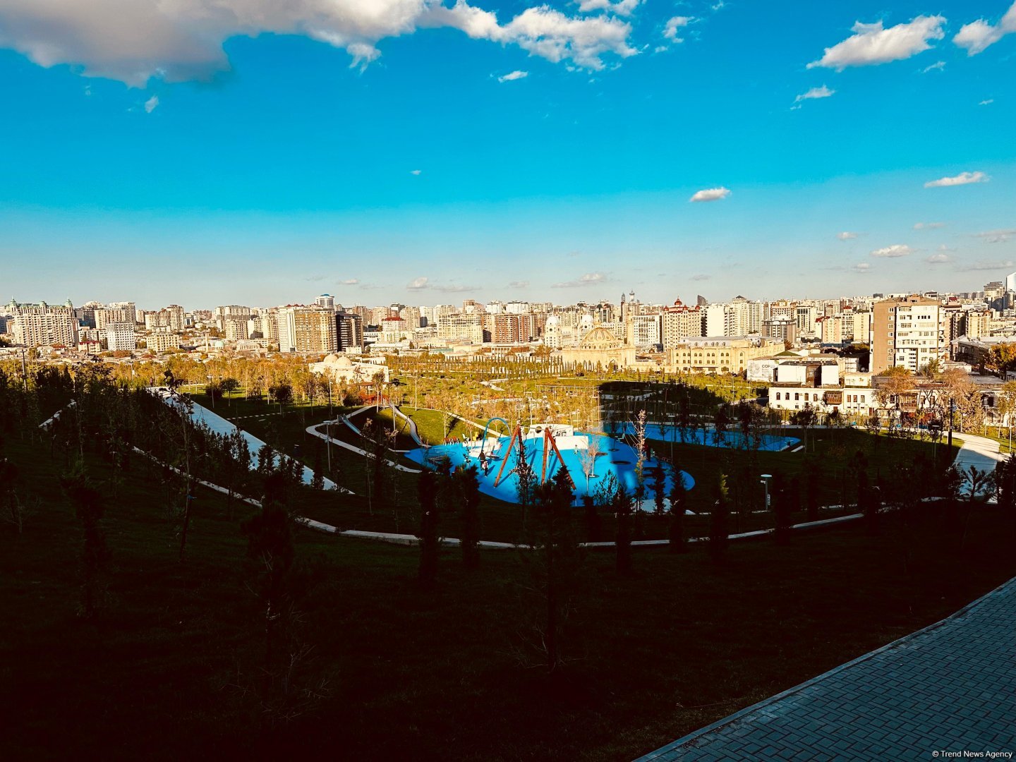 Фотосессия из парка, созданного на бывшей "Советской" в Баку