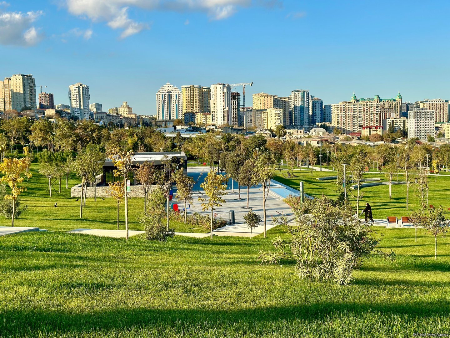 Фотосессия из парка, созданного на бывшей "Советской" в Баку