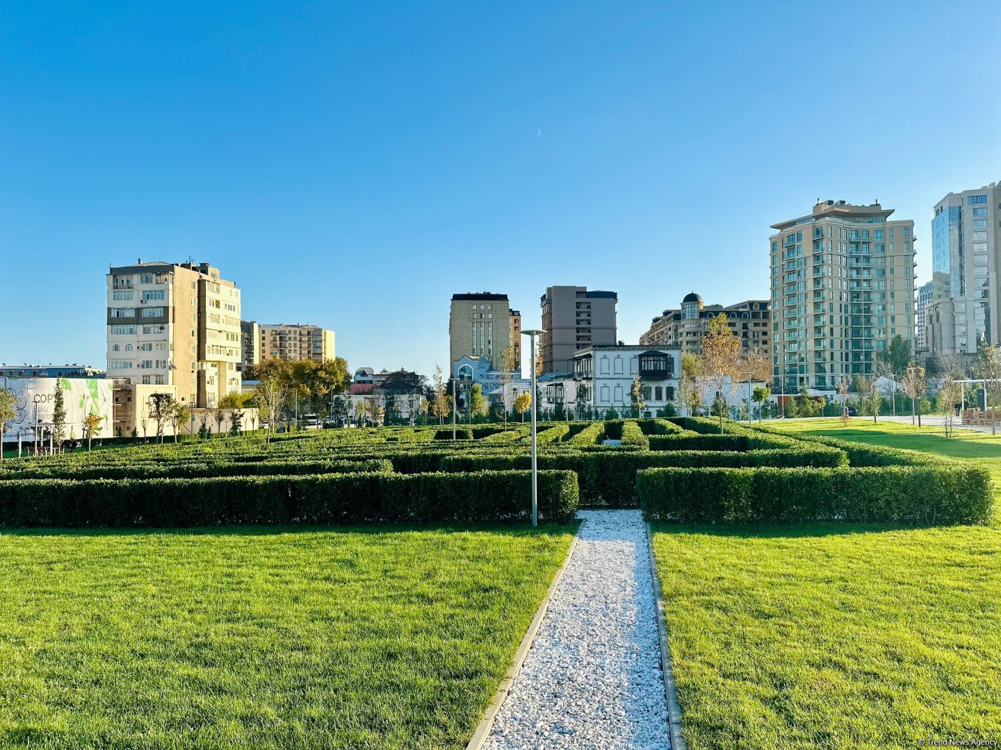 Фотосессия из парка, созданного на бывшей "Советской" в Баку