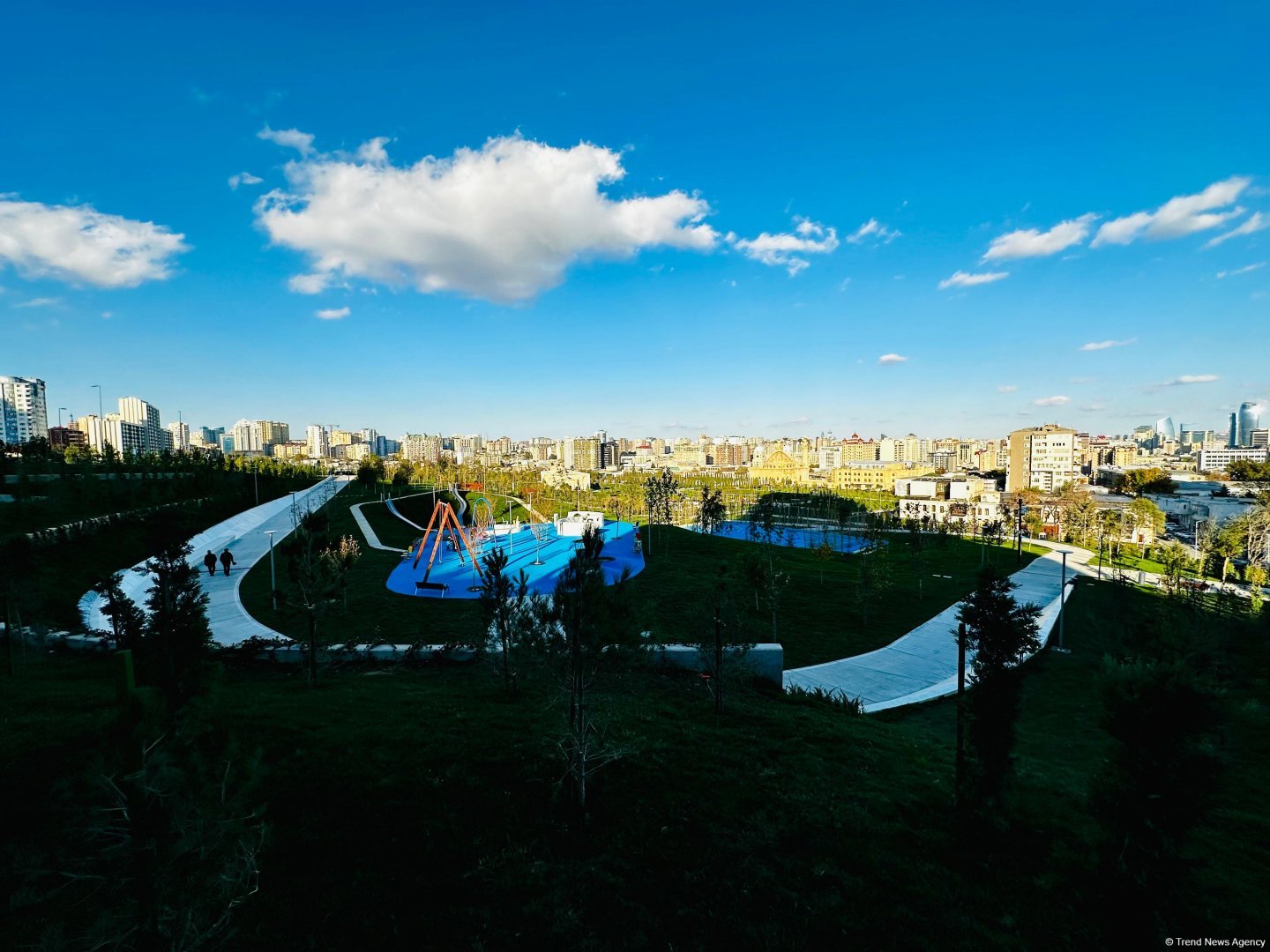 Фотосессия из парка, созданного на бывшей "Советской" в Баку
