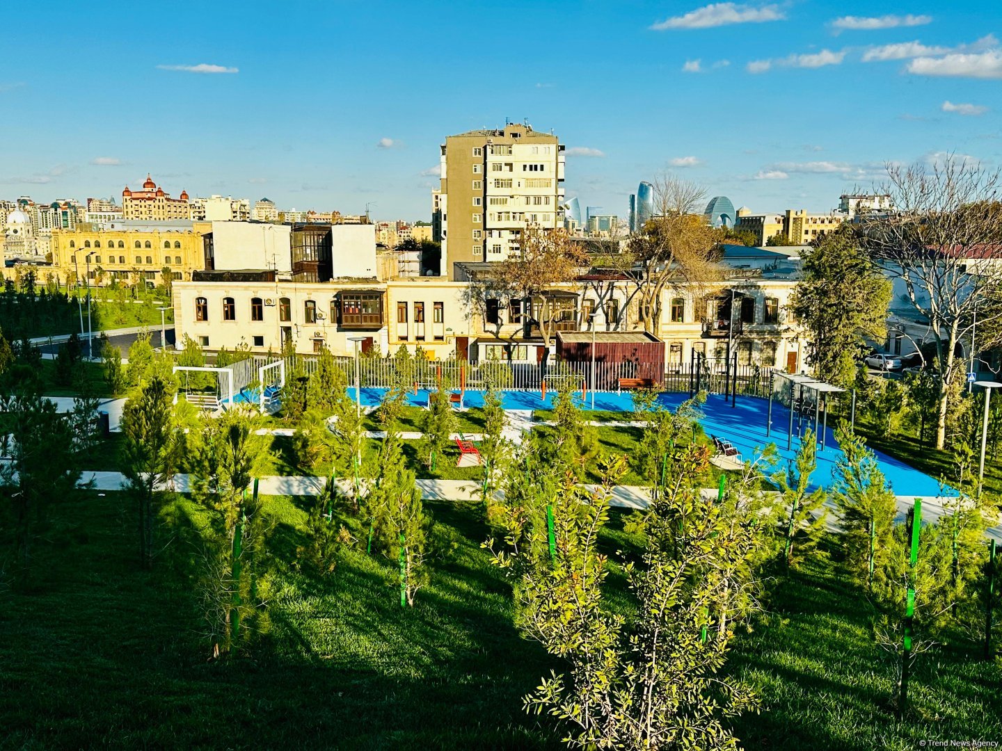 Фотосессия из парка, созданного на бывшей "Советской" в Баку