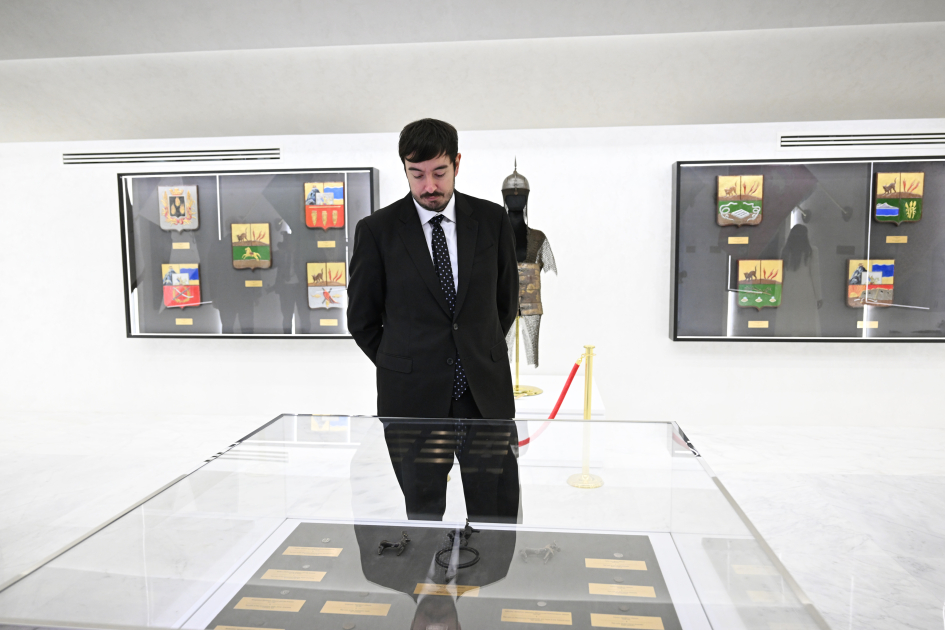 Президент Ильхам Алиев побывал на Площади Государственного флага в Баку, поднял трехцветный флаг Азербайджана (ФОТО/ВИДЕО)