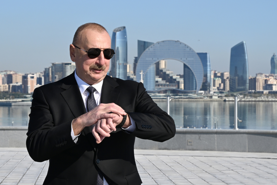 Президент Ильхам Алиев побывал на Площади Государственного флага в Баку, поднял трехцветный флаг Азербайджана (ФОТО/ВИДЕО)