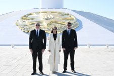 Президент Ильхам Алиев побывал на Площади Государственного флага в Баку, поднял трехцветный флаг Азербайджана (ФОТО/ВИДЕО)