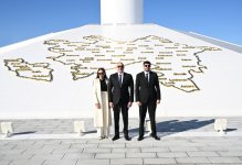 Президент Ильхам Алиев побывал на Площади Государственного флага в Баку, поднял трехцветный флаг Азербайджана (ФОТО/ВИДЕО)