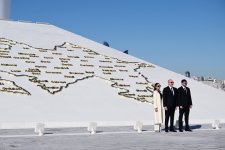 Президент Ильхам Алиев побывал на Площади Государственного флага в Баку, поднял трехцветный флаг Азербайджана (ФОТО/ВИДЕО)