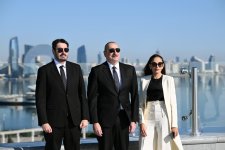 Президент Ильхам Алиев побывал на Площади Государственного флага в Баку, поднял трехцветный флаг Азербайджана (ФОТО/ВИДЕО)