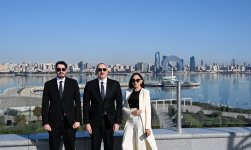Президент Ильхам Алиев побывал на Площади Государственного флага в Баку, поднял трехцветный флаг Азербайджана (ФОТО/ВИДЕО)