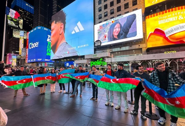 Azerbaijani youth holds campaign dedicated to Victory Day and National Flag Day (PHOTO)