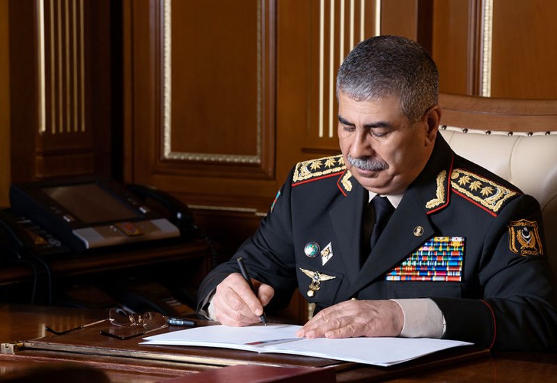 Azerbaijani Defense Minister expresses condolences to Türkiye and Qatar