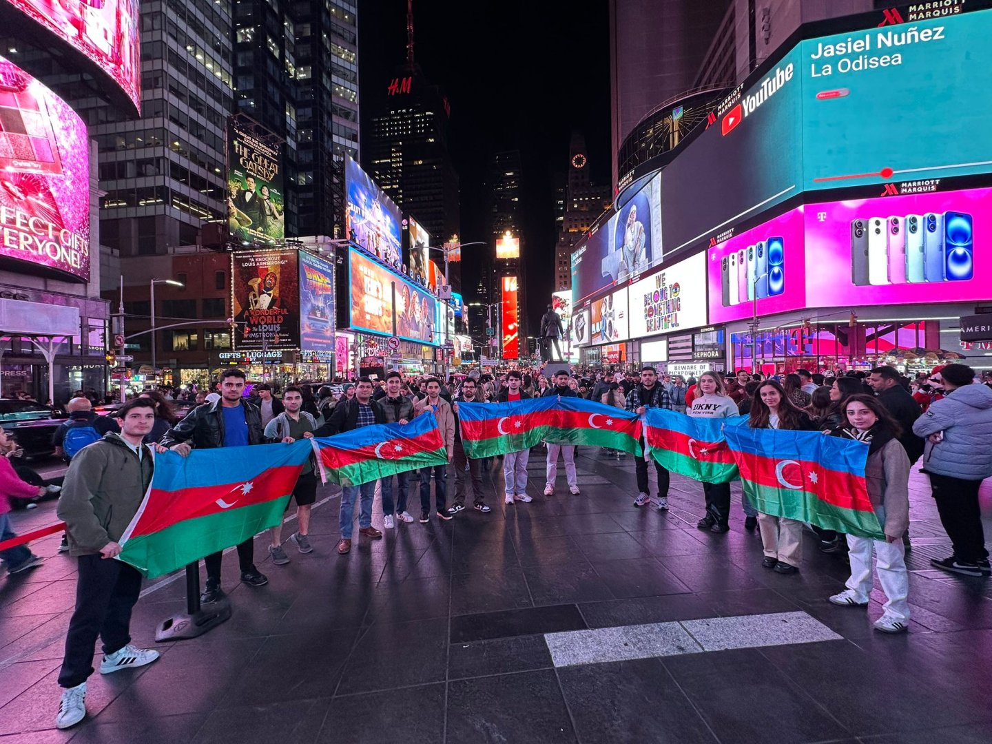 В Нью-Йорке прошла акция, посвященная Дню Победы и Дню Государственного флага (ФОТО)