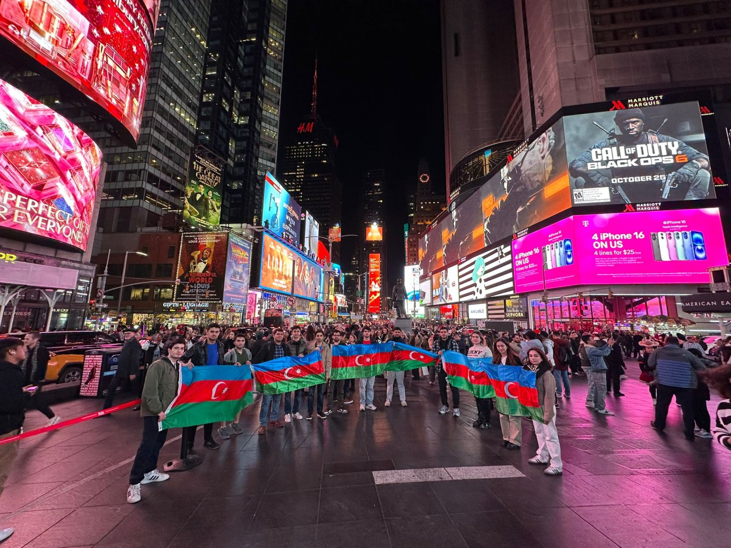 В Нью-Йорке прошла акция, посвященная Дню Победы и Дню Государственного флага (ФОТО)