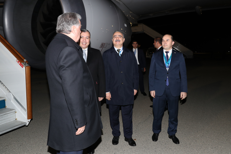 Президент Таджикистана прибыл с визитом в Азербайджан (ФОТО)