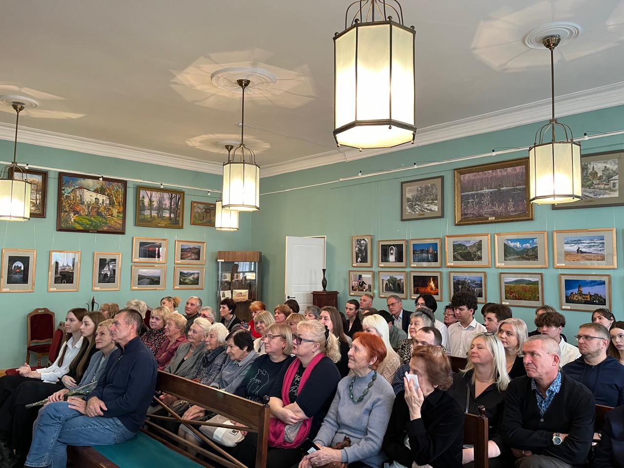 В Орле представлены работы, посвященные архитектуре и природе Азербайджана (ФОТО)
