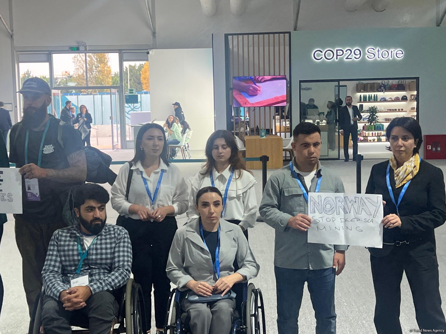 На COP29 состоялась акция протеста против глубоководной добычи и охоты на китов в Норвегии (ФОТО/ВИДЕО)