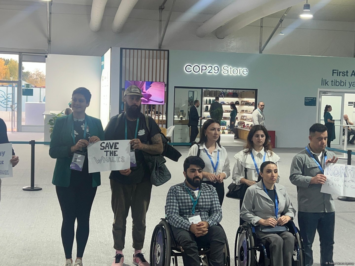 На COP29 состоялась акция протеста против глубоководной добычи и охоты на китов в Норвегии (ФОТО/ВИДЕО)