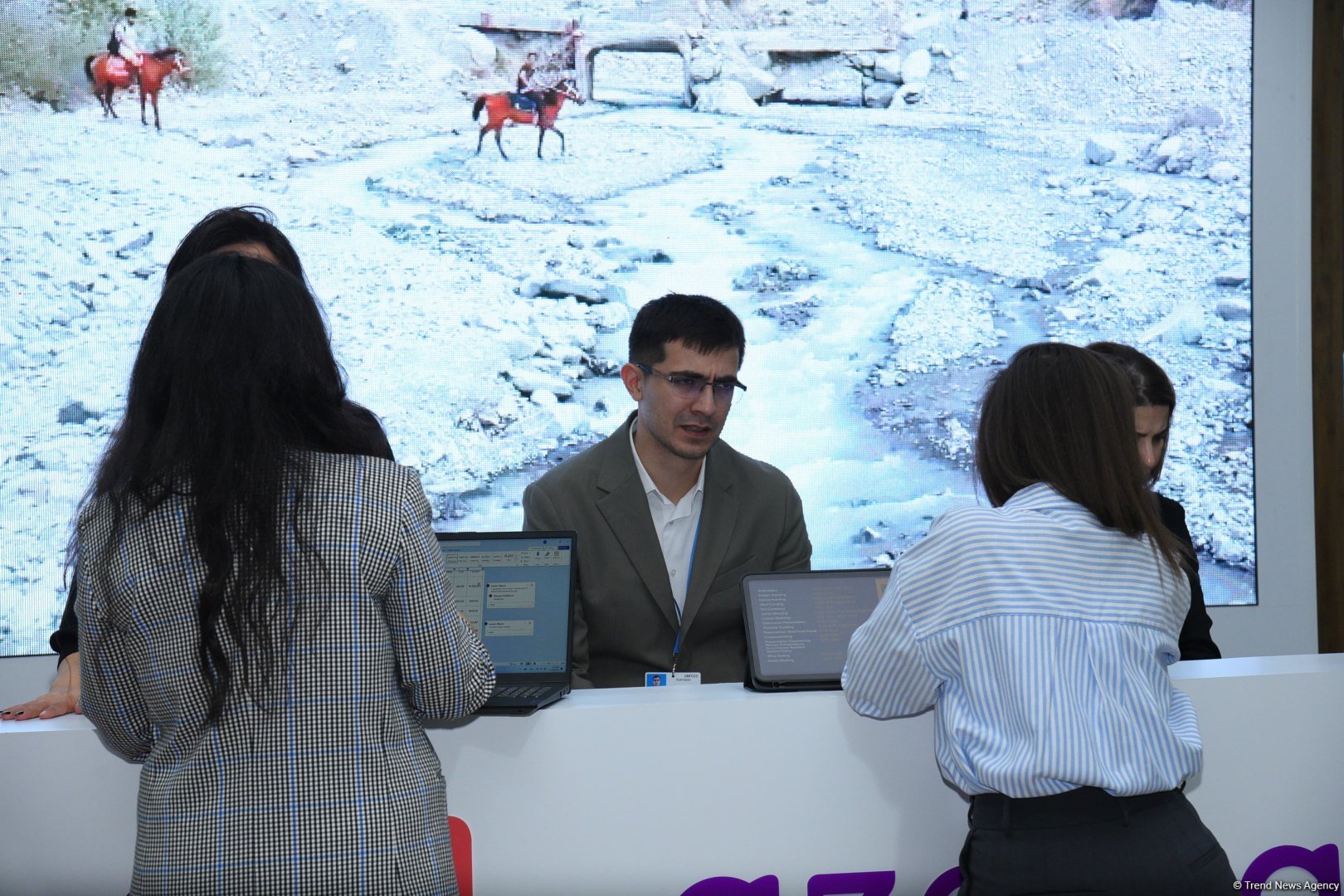 Фоторепортаж с шестого дня COP29