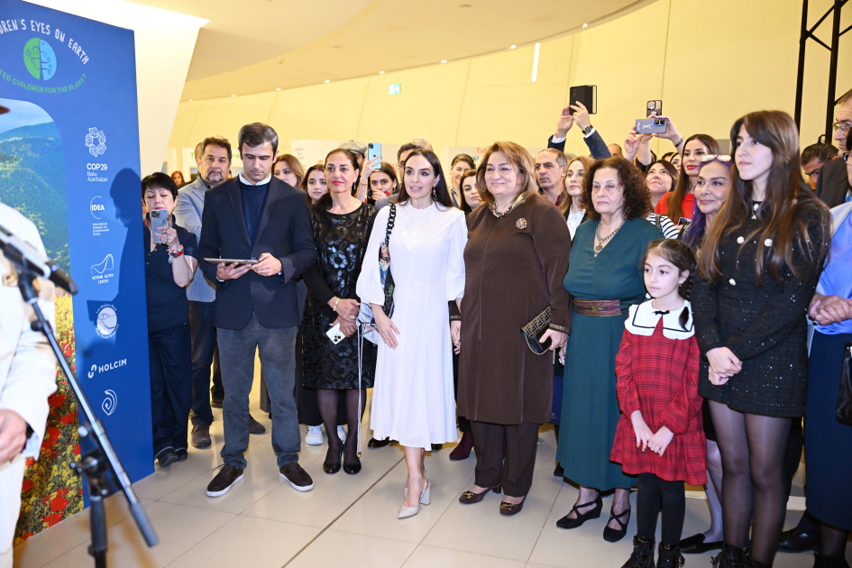 Вице-президент Фонда Гейдара Алиева Лейла Алиева и руководитель Баку Медиа Центра Арзу Алиева приняли участие в фотовыставке "Земля глазами детей" (ФОТО)