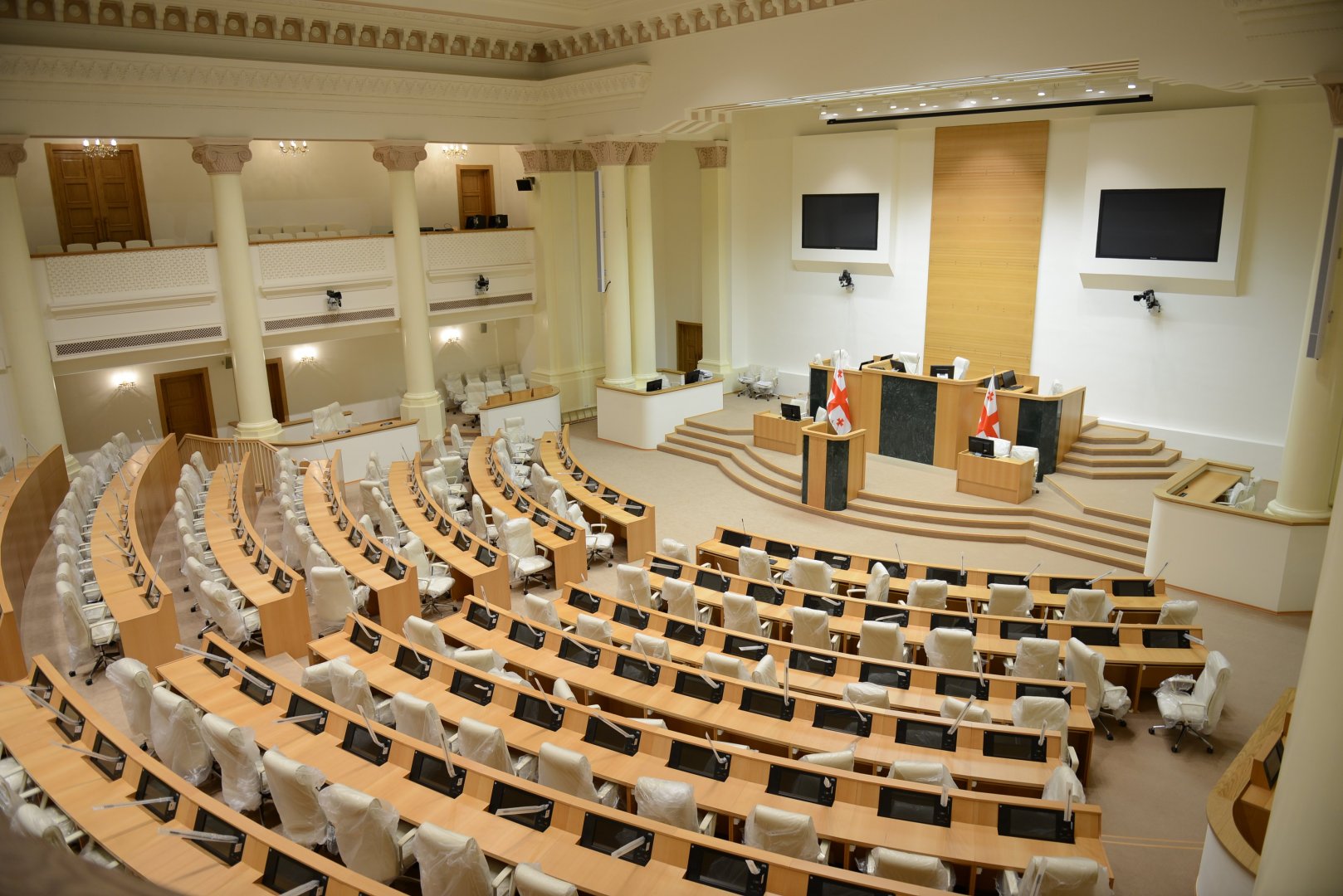 В здании парламента Грузии начался пожар
