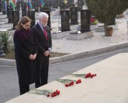 Посол США почтил в Гяндже память жертв армяно-азербайджанского конфликта (ФОТО)