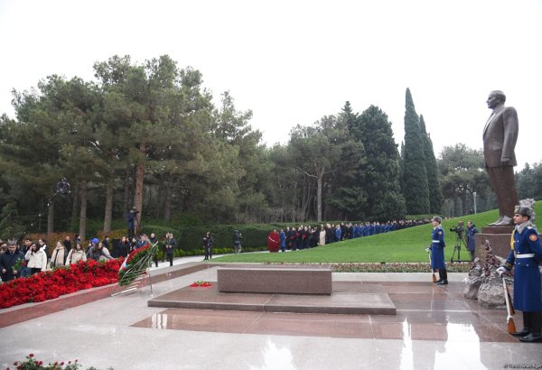 Azerbaijani people line up to honor memory of Great Leader Heydar Aliyev (PHOTO)