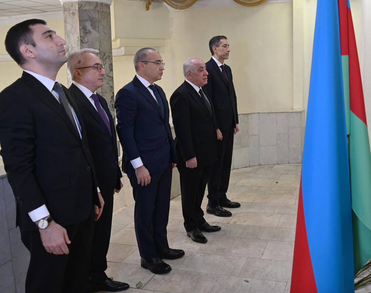 Али Асадов почтил память Общенационального лидера Гейдара Алиева в Москве (ФОТО)