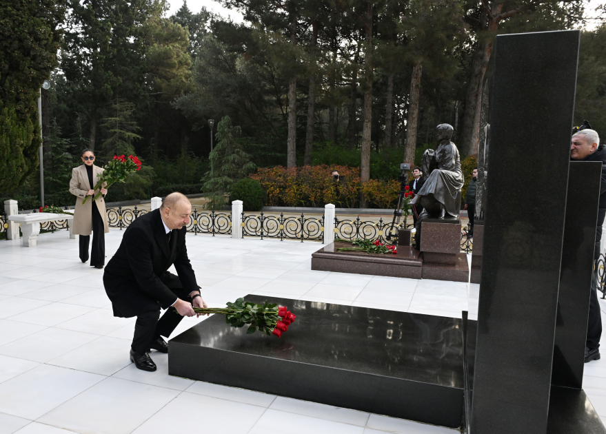Президент Ильхам Алиев и Первая леди Мехрибан Алиева посетили могилу общенационального лидера Гейдара Алиева (ФОТО/ВИДЕО)