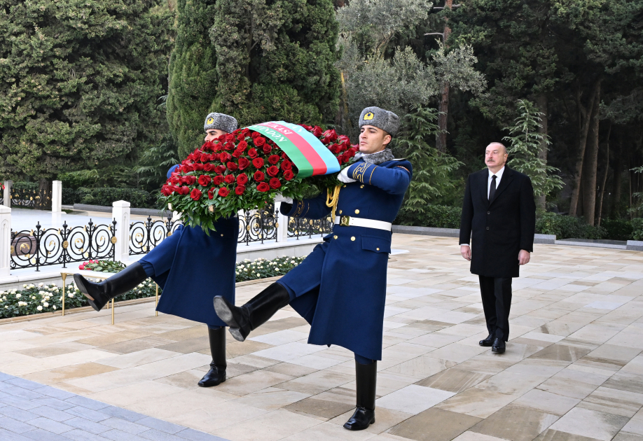 Президент Ильхам Алиев и Первая леди Мехрибан Алиева посетили могилу общенационального лидера Гейдара Алиева (ФОТО/ВИДЕО)