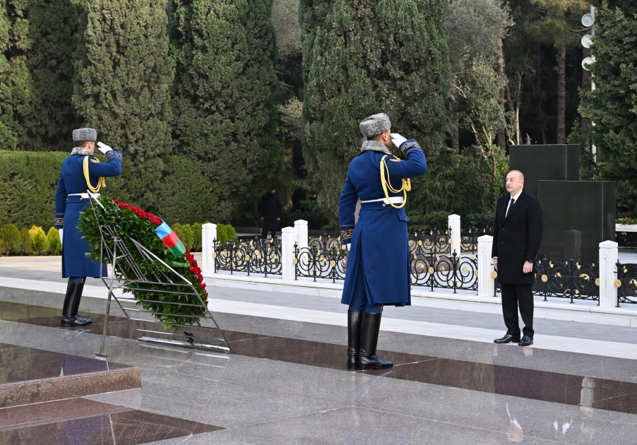 Президент Ильхам Алиев и Первая леди Мехрибан Алиева посетили могилу общенационального лидера Гейдара Алиева (ФОТО/ВИДЕО)