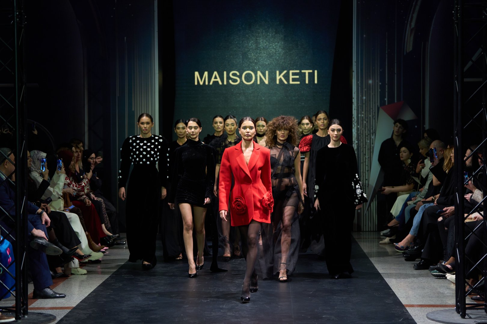 17-й сезон Azerbaijan Fashion Week: Модный диалог культур и устойчивое будущее (ФОТО)