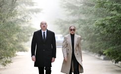 Президент Ильхам Алиев и Первая леди Мехрибан Алиева посетили могилу общенационального лидера Гейдара Алиева (ФОТО/ВИДЕО)